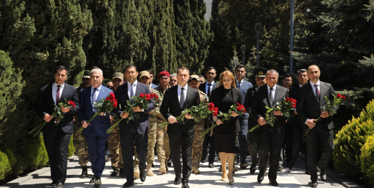 Nizami rayon ictimaiyyəti Ümummilli Lider Heydər Əliyevin məzarını ziyarət edib