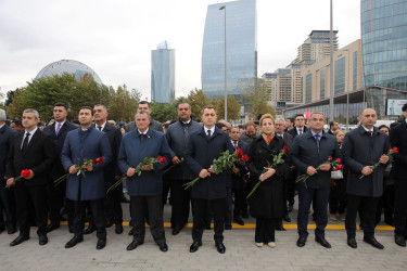 Nizami rayon ictimaiyyəti 27 Sentyabr – Anım Günündə Zəfər parkını ziyarət ediblər - 27.09.2025