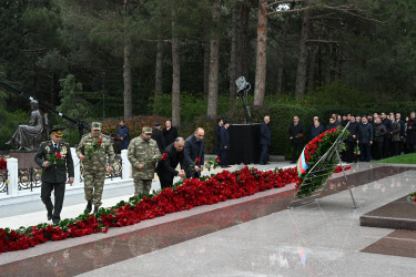 Nizami rayon ictimaiyyəti Ümummilli Lider Heydər Əliyevin məzarını ziyarət ediblər - 12.12.2025
