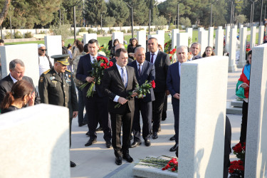 8 Noyabr – Şanlı Zəfər qələbəsinin 5-ci ildönümünü ilə əlaqədar Hərbi Memorial Məzarlıq ziyarət edilib - 08.11.2025
