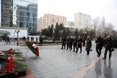 Nizami rayon ictimaiyyəti "Ana harayı” abidəsini ziyarət edib - 26.02.2025