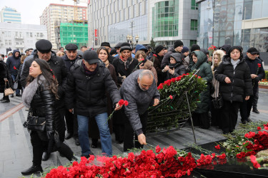 Nizami rayon ictimaiyyəti "Ana harayı” abidəsini ziyarət edib - 26.02.2025