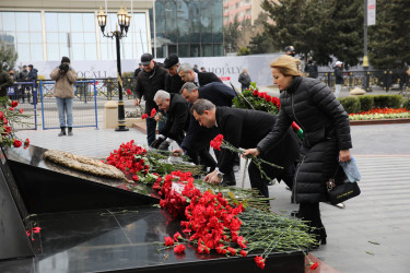 Nizami rayon ictimaiyyəti "Ana harayı” abidəsini ziyarət edib - 26.02.2025