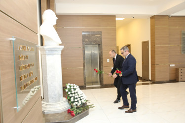 Nizami Rayon İcra Hakimiyyətində Ümummilli Lider Heydər Əliyevin xatirəsi ehtiramla anılıb - 10.05.2025