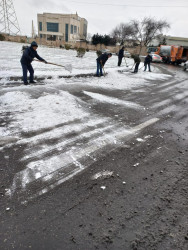 Nizami rayonunda qarlı hava şəraiti ilə əlaqədar operativ tədbirlər görülüb - 25-02-2025