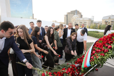 Nizami rayon ictimaiyyəti 27 Sentyabr – Anım Günündə Zəfər parkını ziyarət ediblər - 27.09.2026