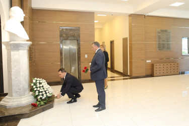Nizami Rayon İcra Hakimiyyətində Ümummilli Lider Heydər Əliyevin xatirəsi ehtiramla anılıb - 10.05.2025