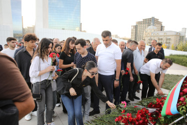 Nizami rayon ictimaiyyəti 27 Sentyabr – Anım Günündə Zəfər parkını ziyarət ediblər - 27.09.2026