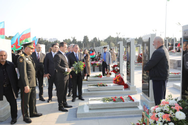 8 Noyabr – Şanlı Zəfər qələbəsinin 5-ci ildönümünü ilə əlaqədar Hərbi Memorial Məzarlıq ziyarət edilib - 08.11.2025
