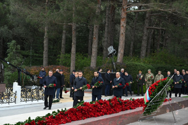 Nizami rayon ictimaiyyəti Ümummilli Lider Heydər Əliyevin məzarını ziyarət ediblər - 12.12.2025