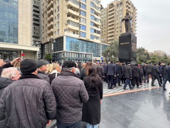 Nizami rayon ictimaiyyəti "Ana harayı” abidəsini ziyarət edib - 26.02.2026