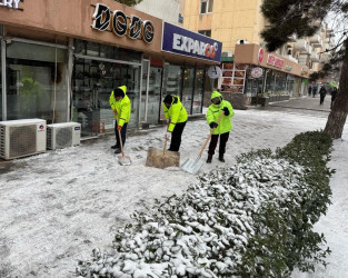 Nizami rayonunda qarlı hava şəraiti ilə əlaqədar operativ tədbirlər görülüb - 25-02-2025
